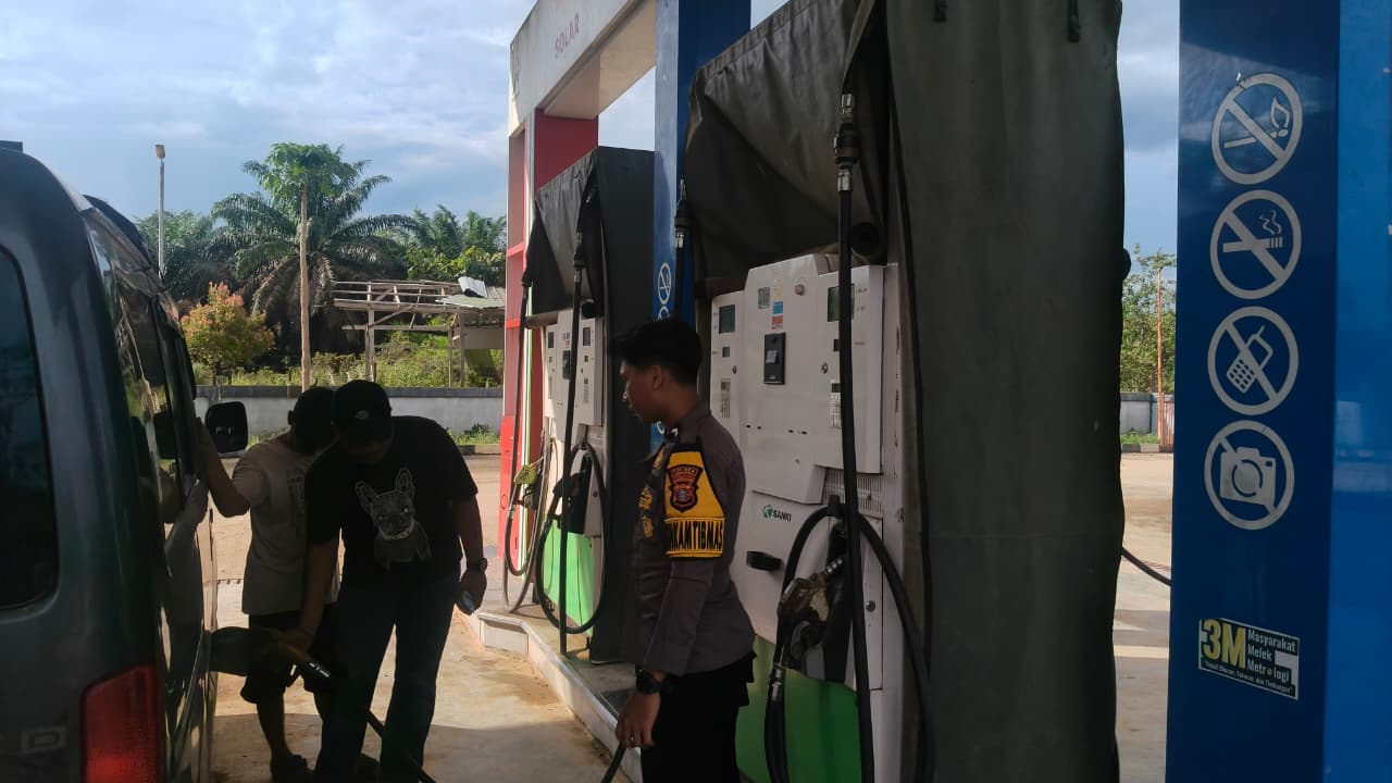 Personel Polres Lamandau laksanakan pengamanan SPBU pasca penyesuaian harga BBM non subsidi
