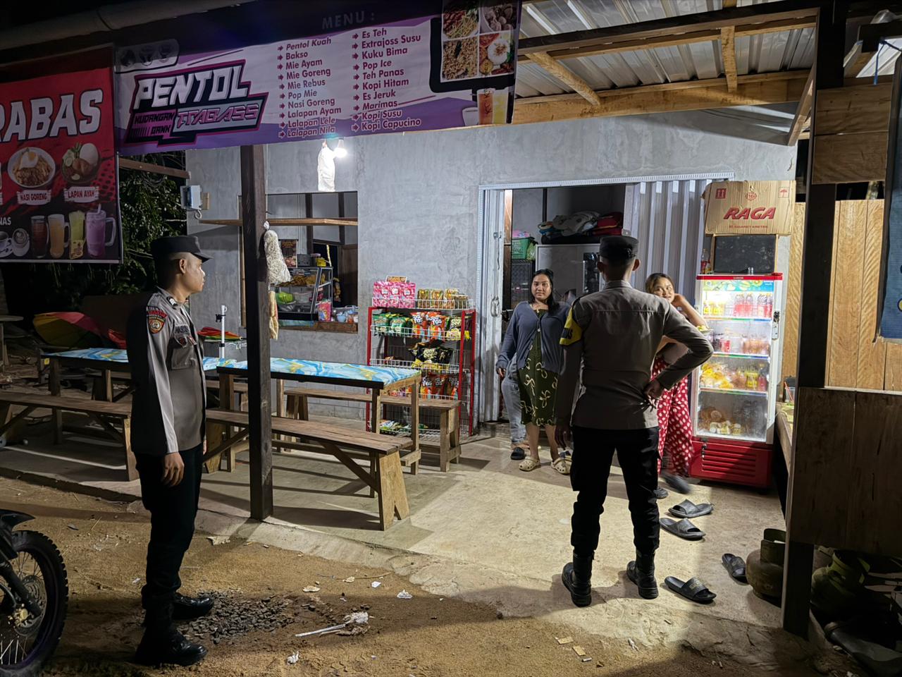 Polsek Delang patroli ke warung warga, sosialisasikan layanan 110 dan sampaikan pesan kamtibmas