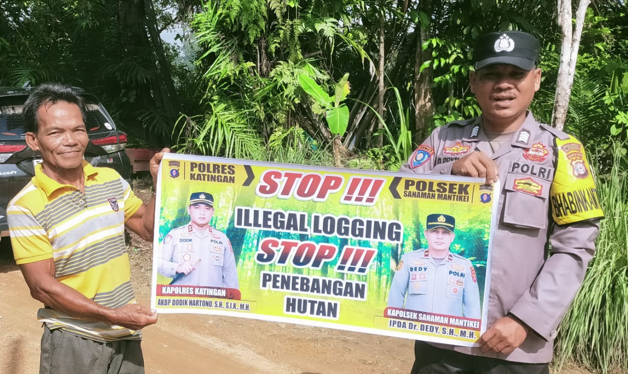 Bhabinkamtibmas laksanakan Sosialisasikan tentang larangan dan sangsi Pidana bagi pelaku Ileggal Logging kepada masyarakat di Desa Binaan.