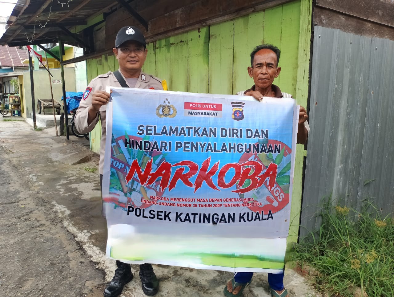 Sampaikan pesan Kamtibmas, Bhabinkamtibmas Polsek Katingan Kuala sambangi Warga.