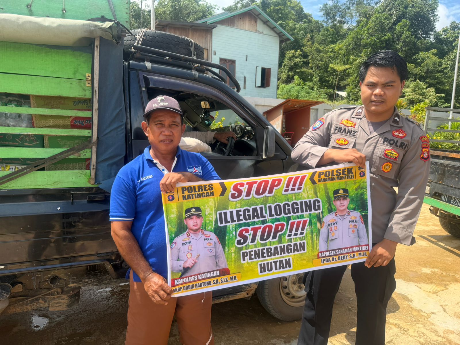 Bhabinkamtibmas laksanakan Sosialisasikan tentang larangan dan sangsi Pidana bagi pelaku Ileggal Logging kepada masyarakat di  Desa Binaan.