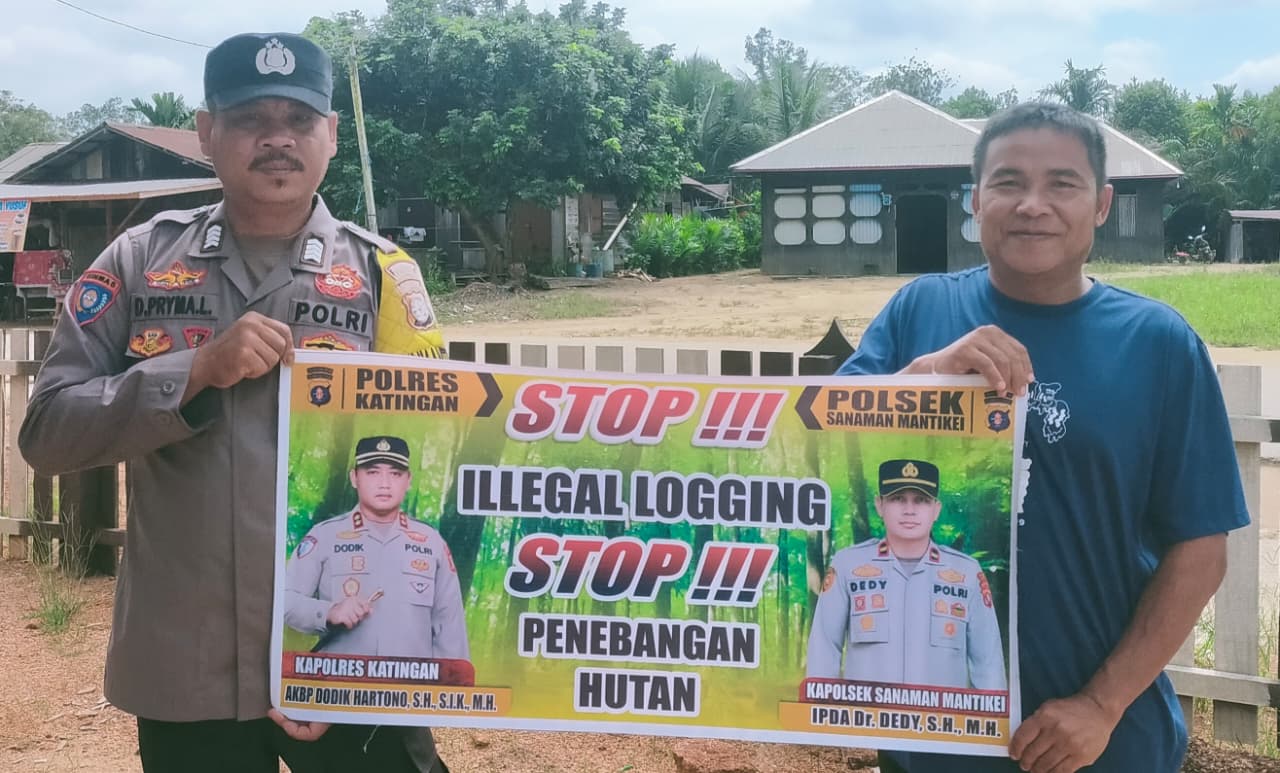 Bhabinkamtibmas laksanakan Sosialisasikan tentang larangan dan sangsi Pidana bagi pelaku Ileggal Logging kepada masyarakat di  Desa Binaan.