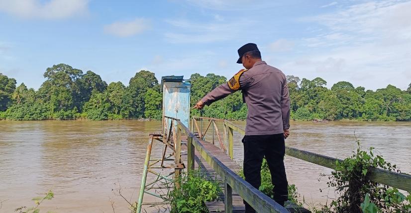 Deteksi Banjir, Polsek Tewang Sangalang Garing dan Pulau Malan Cek Ketinggian Debit Air