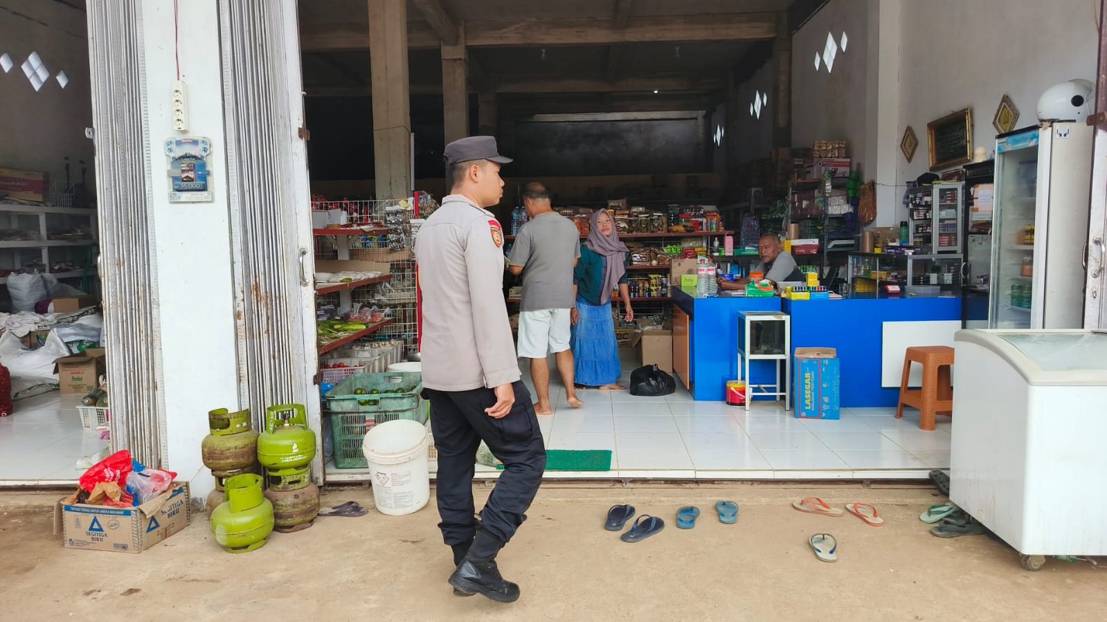 Patroli Pertokoan, Polsek Delang Pastikan Aktivitas Masyarakat Berjalan Aman