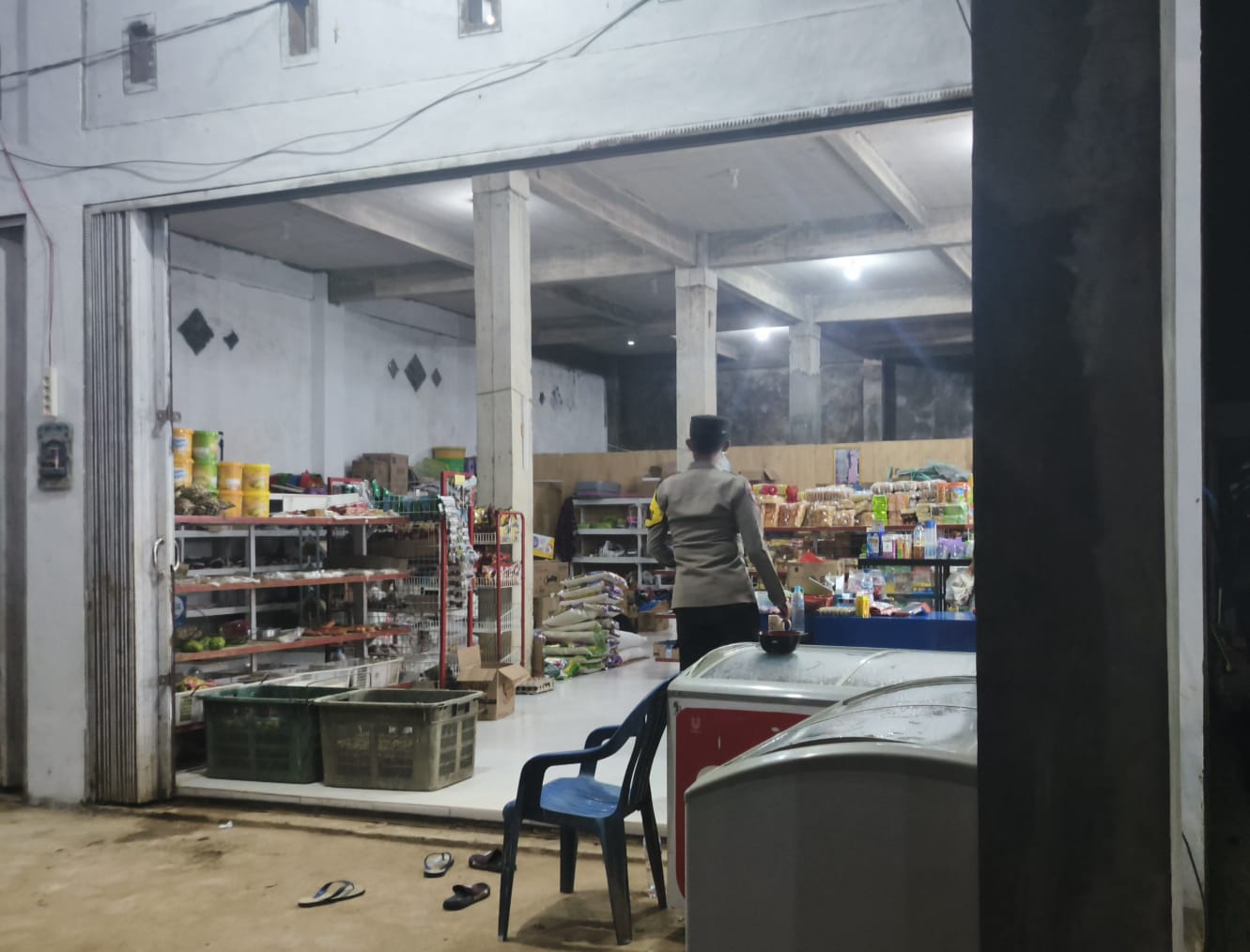 Sambangi Warung Warga, Polsek Delang Pererat Kedekatan dan Sampaikan Pesan Kamtibmas