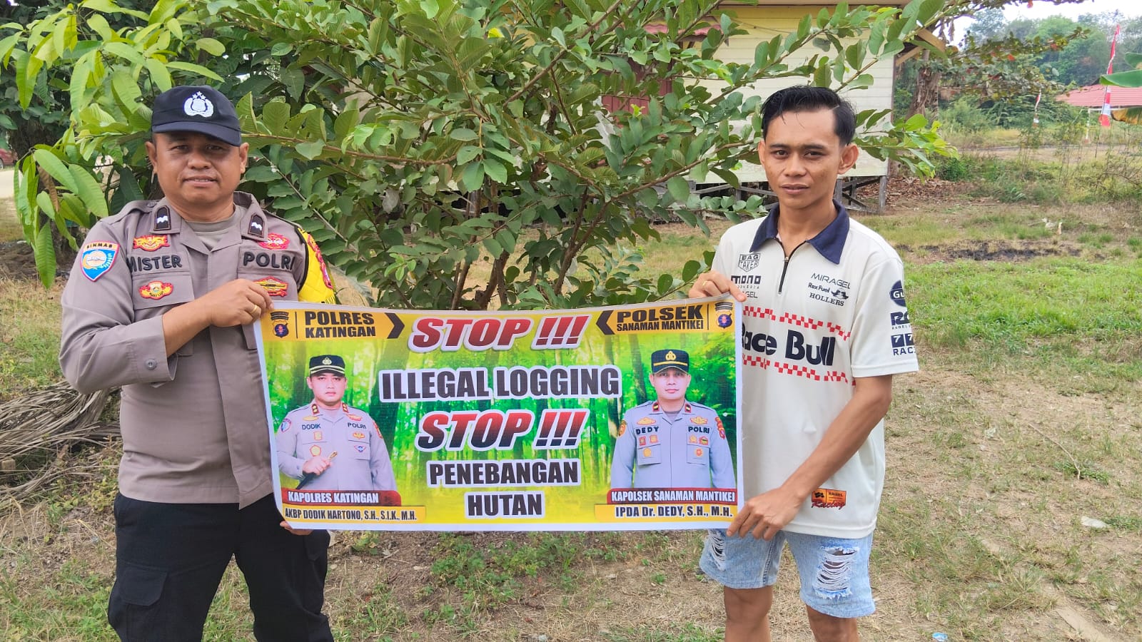 Bhabinkamtibmas desa tumbang atei laksanakan Sosialisasikan tentang larangan dan sangsi Pidana bagi pelaku Ileggal Logging kepada masyarakat di Desa Binaan.