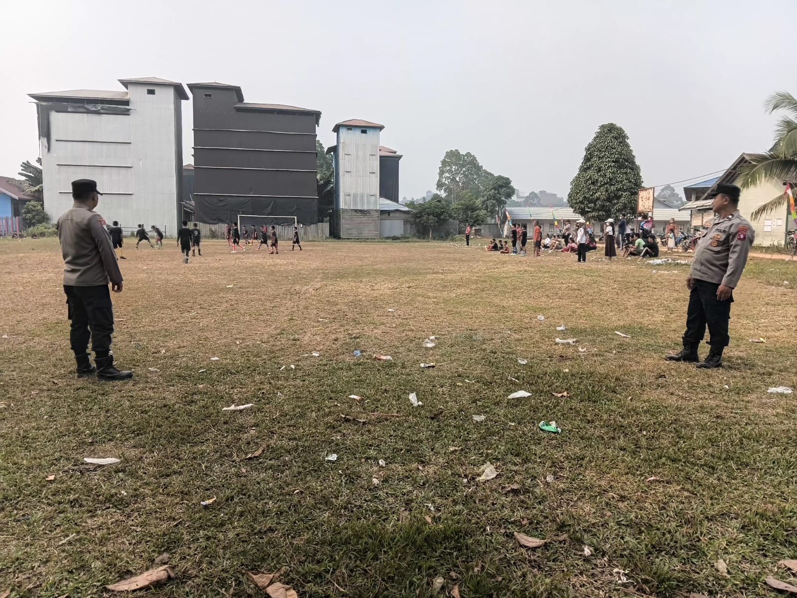 SEMARAK HUT RI KE-81, POLSEK MARIKIT KAWAL PERTANDINGAN MINI SOCCER ANTAR SD