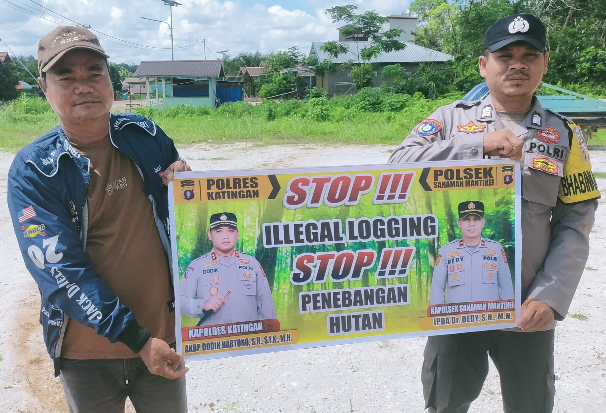 Bhabinkamtibmas laksanakan Sosialisasikan tentang larangan dan sangsi Pidana bagi pelaku Ileggal Logging kepada masyarakat di Desa Binaan.