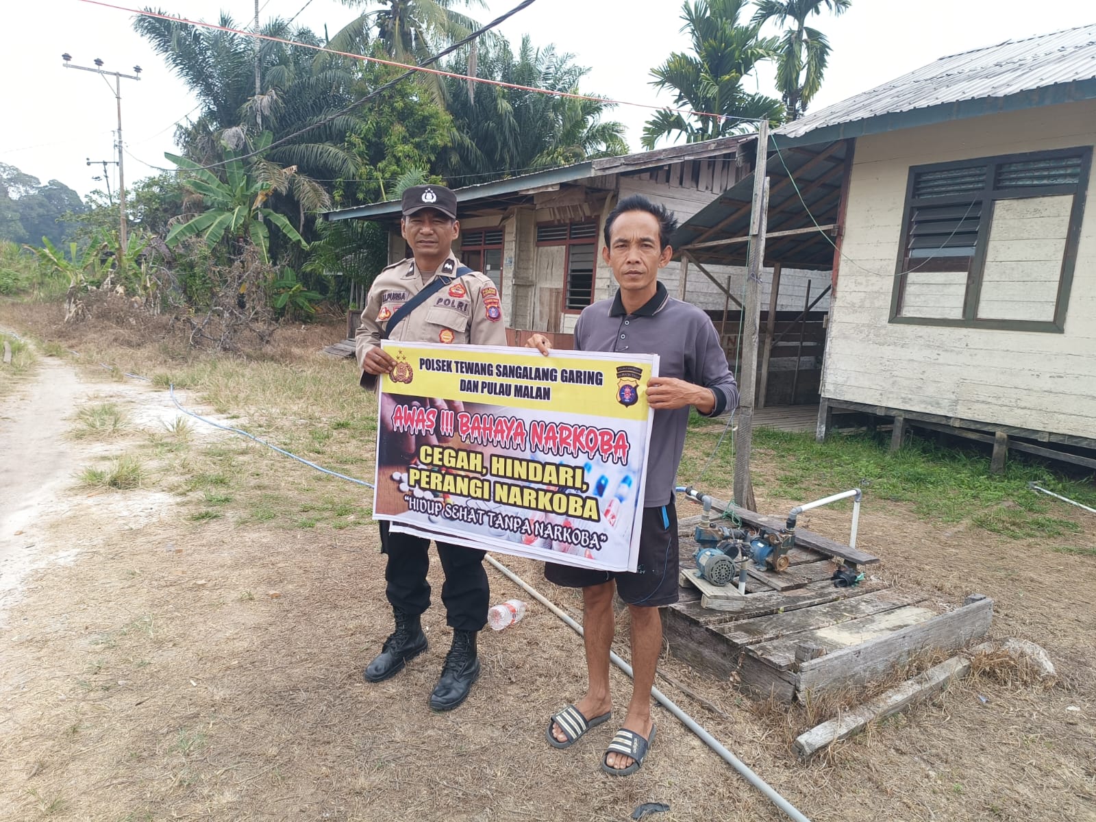 Melalui Media Spanduk, Polsek Tewang Sangalang Garing dan Pulau Malan Imbau Warga Tidak Terjerumus Penyalahgunaan Narkoba.