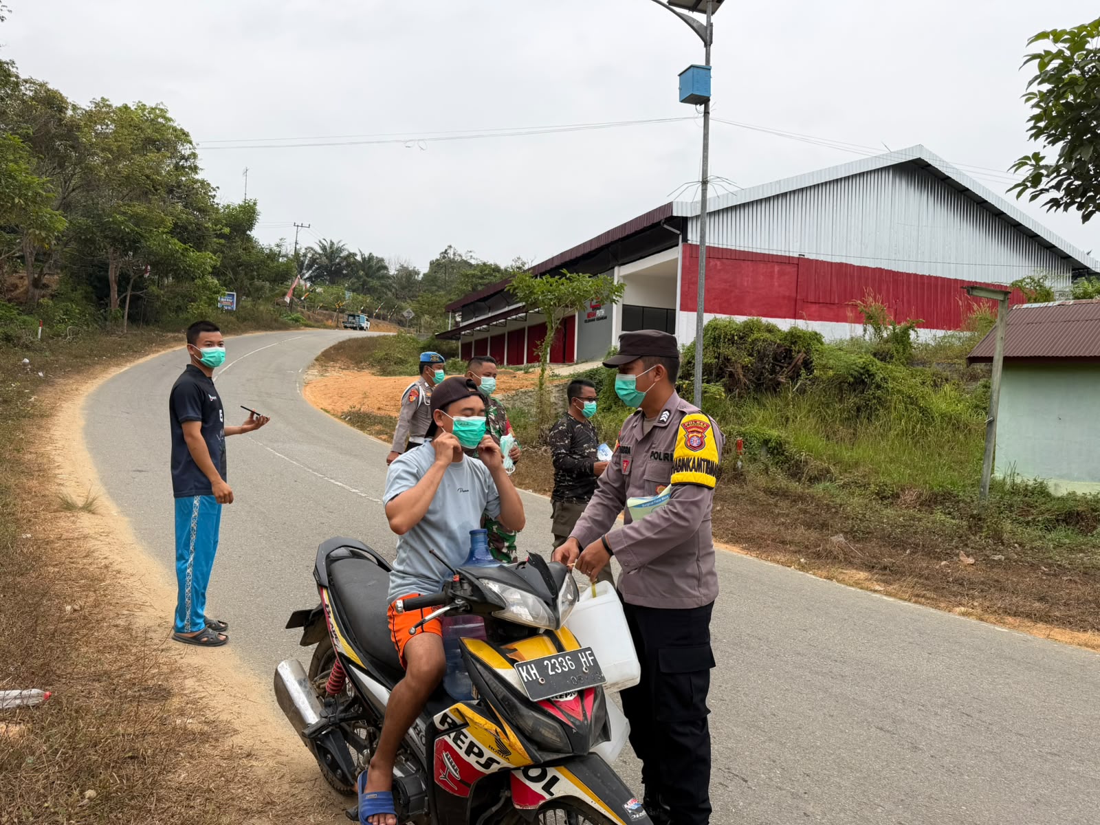 Polsek Delang Bagikan Masker kepada Pengendara, Wujud Kepedulian Jaga Kesehatan Masyarakat