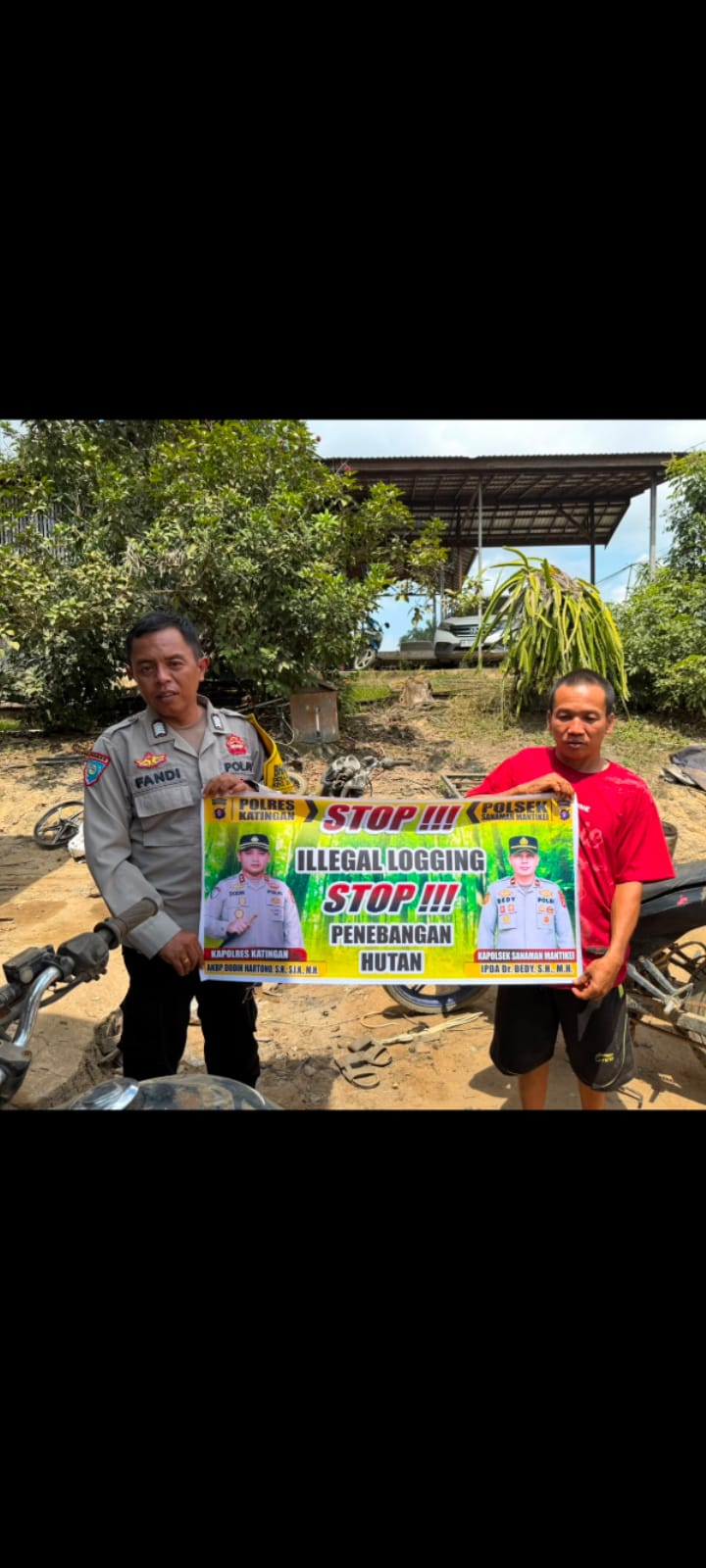 Bhabinkamtibmas laksanakan Sosialisasi kan tentang larangan dan sangsi Pidana bagi pelaku Ileggal Logging kepada masyarakat di Desa Binaan.
