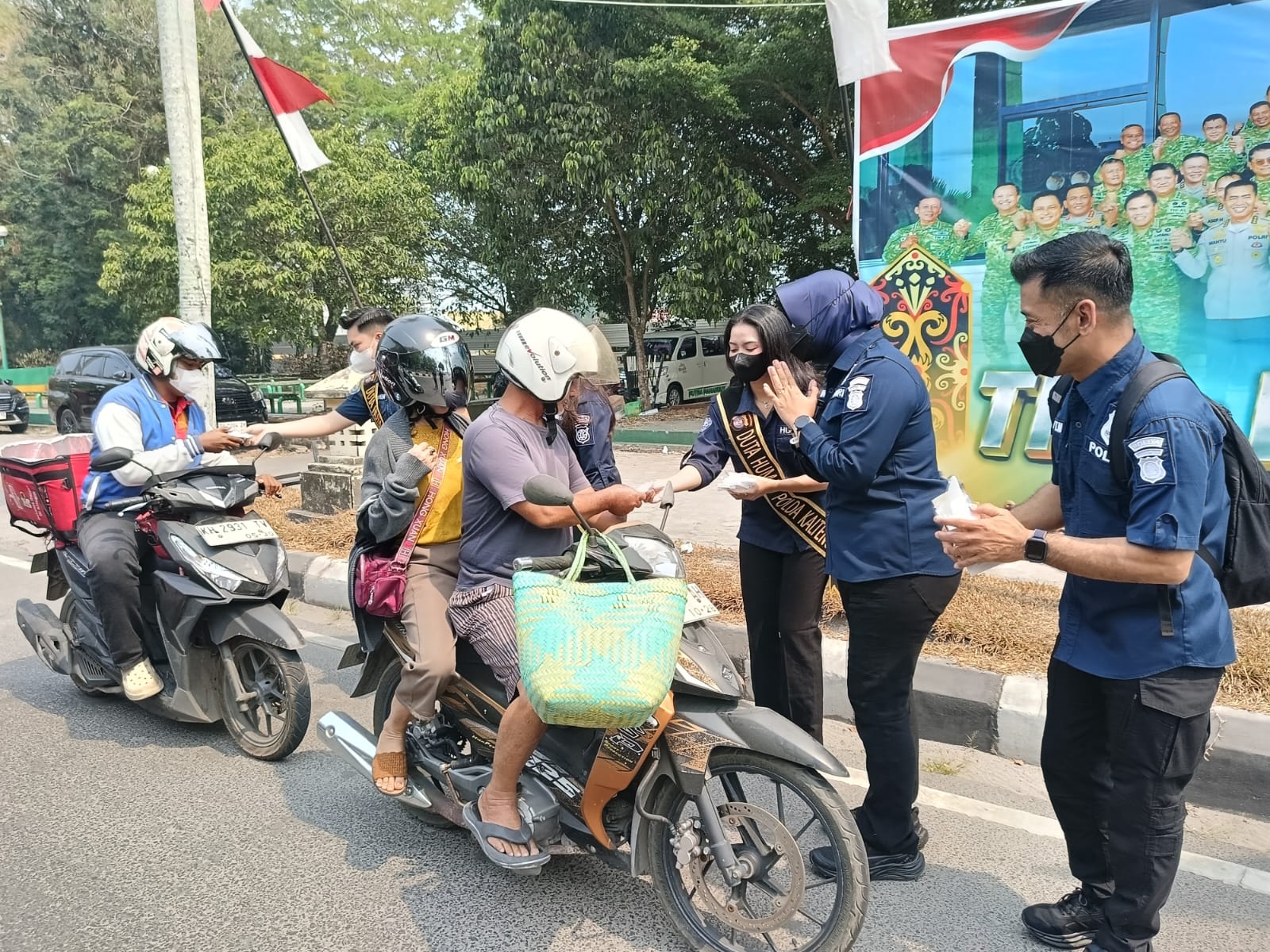 Polda Kalteng Bagikan 500 Masker kepada Pengendara
