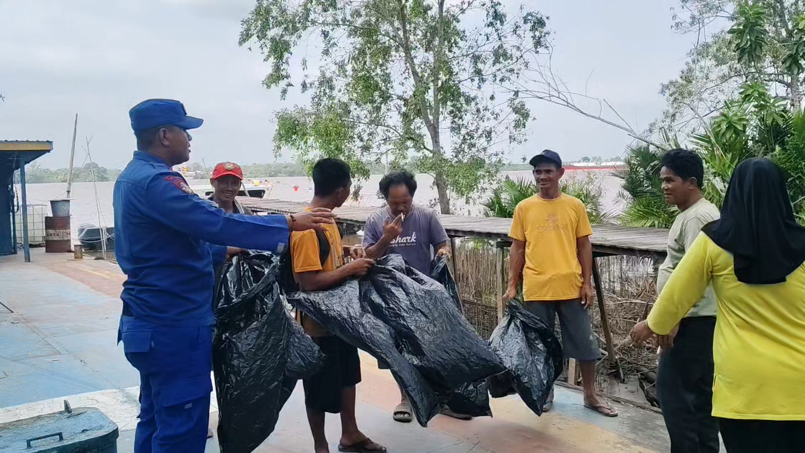 Ditpolairud Polda KaltengGerakan Indonesia ASRIBersihkan Sungai Dan Pantai