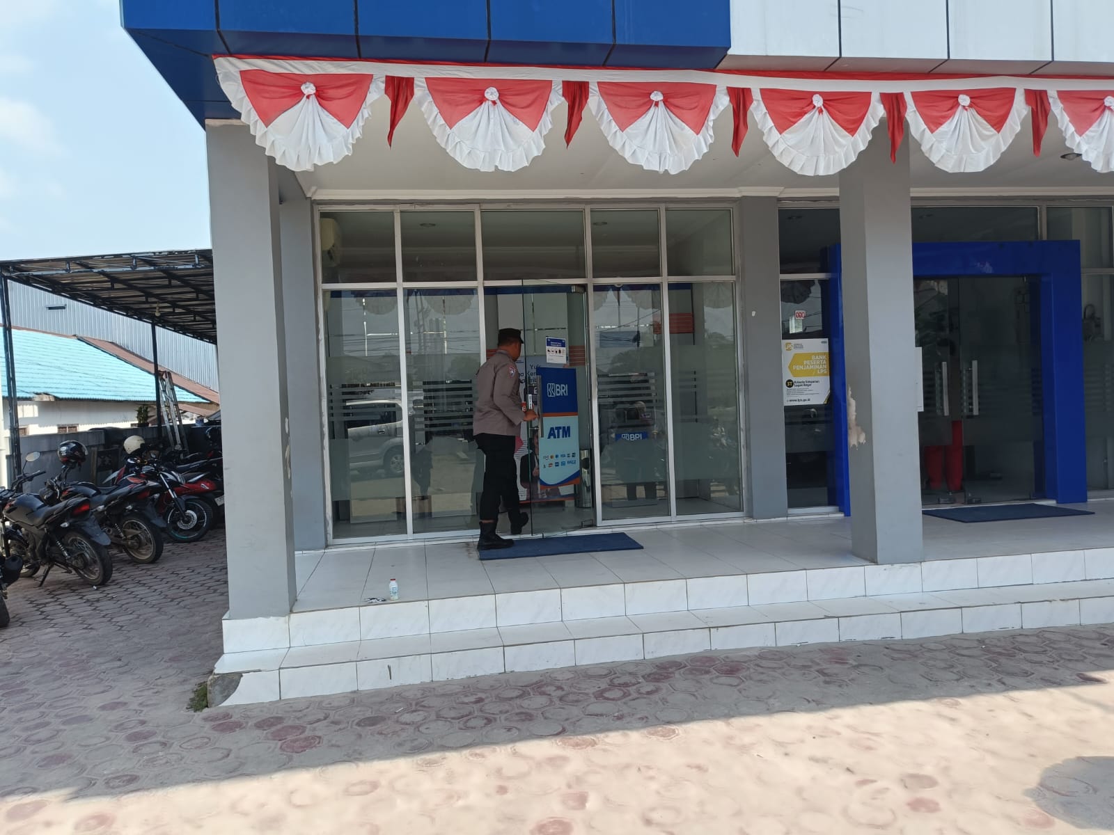 Polsek Bulik Sambangi Bank, Pastikan Aktivitas Perbankan Berjalan Aman dan Kondusif