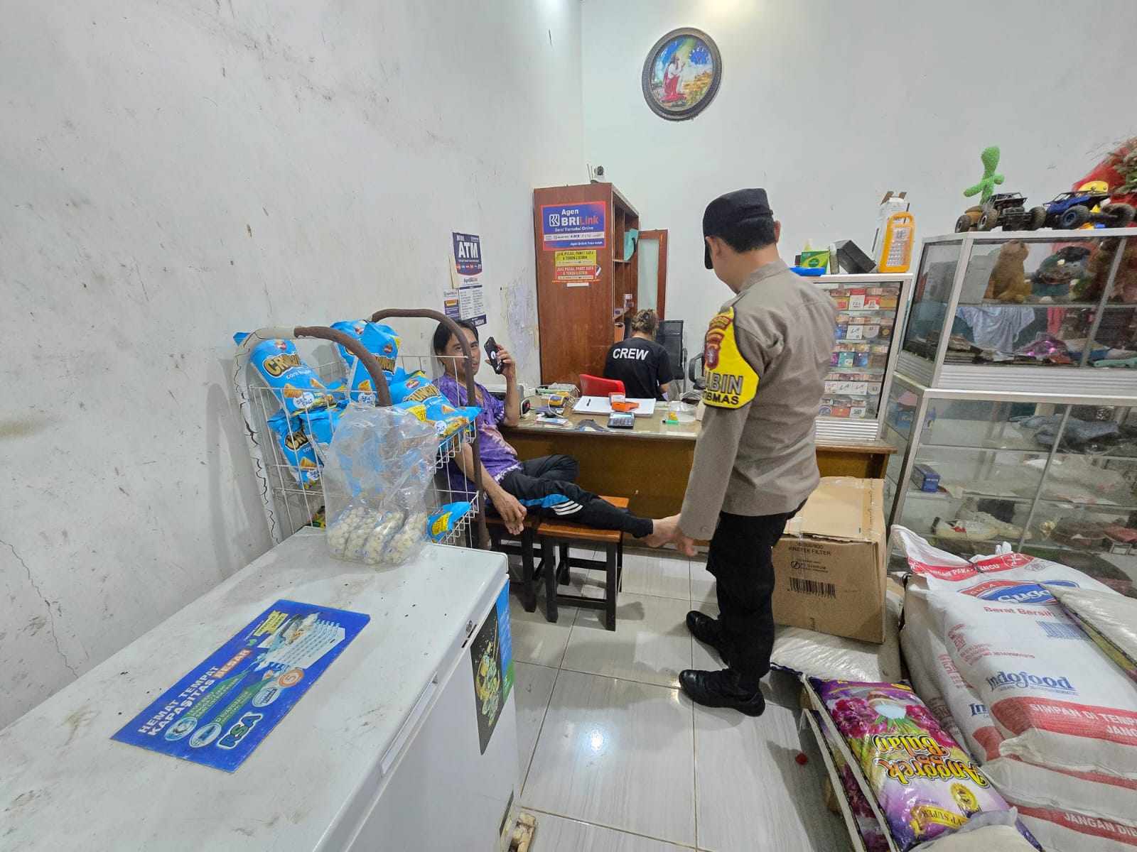 Polsek Lamandau Sambangi Warung, Perkuat Kemitraan dengan Masyarakat