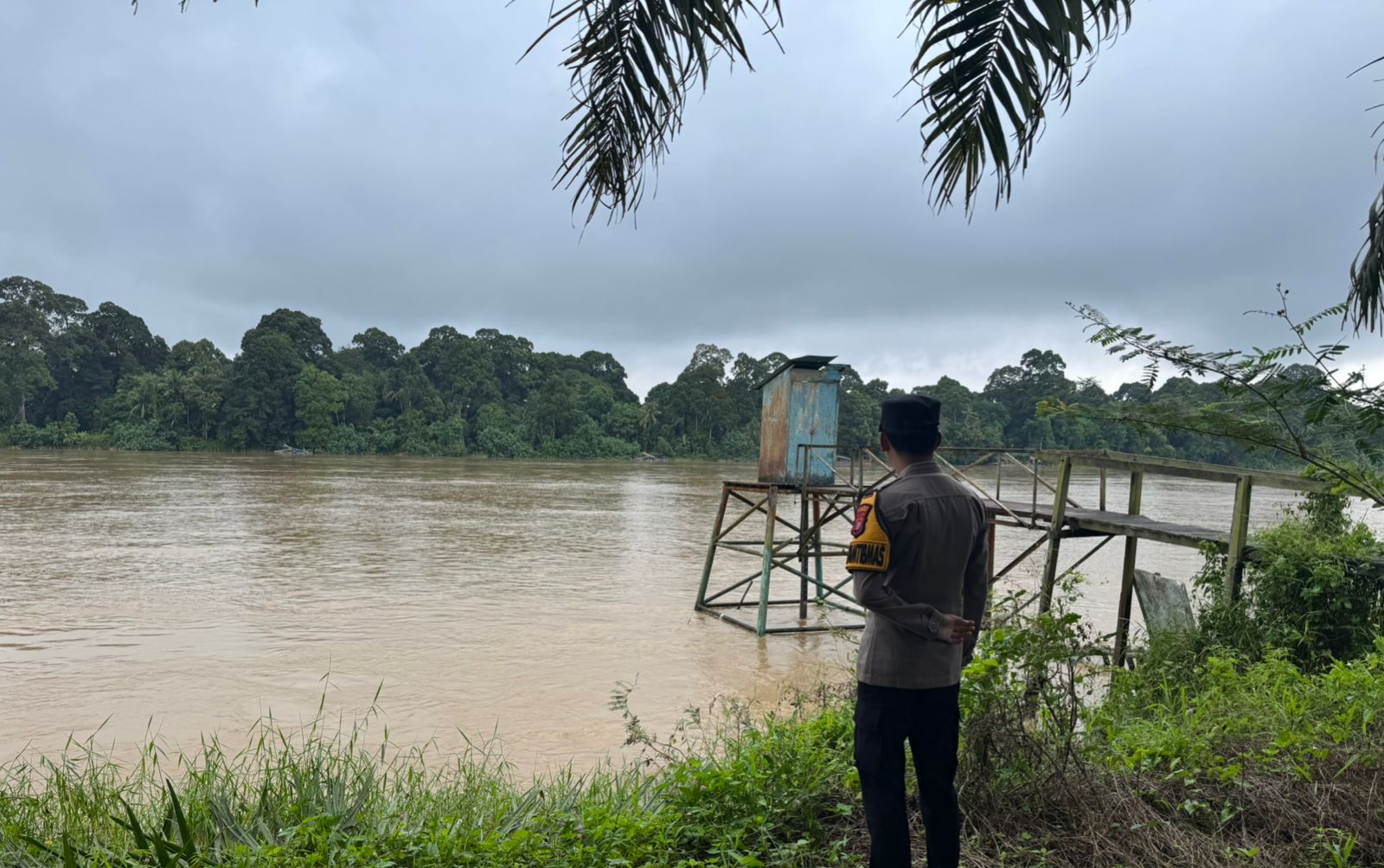 Deteksi Banjir, Polsek Tewang Sangalang Garing dan Pulau Malan Cek Ketinggian Debit Air