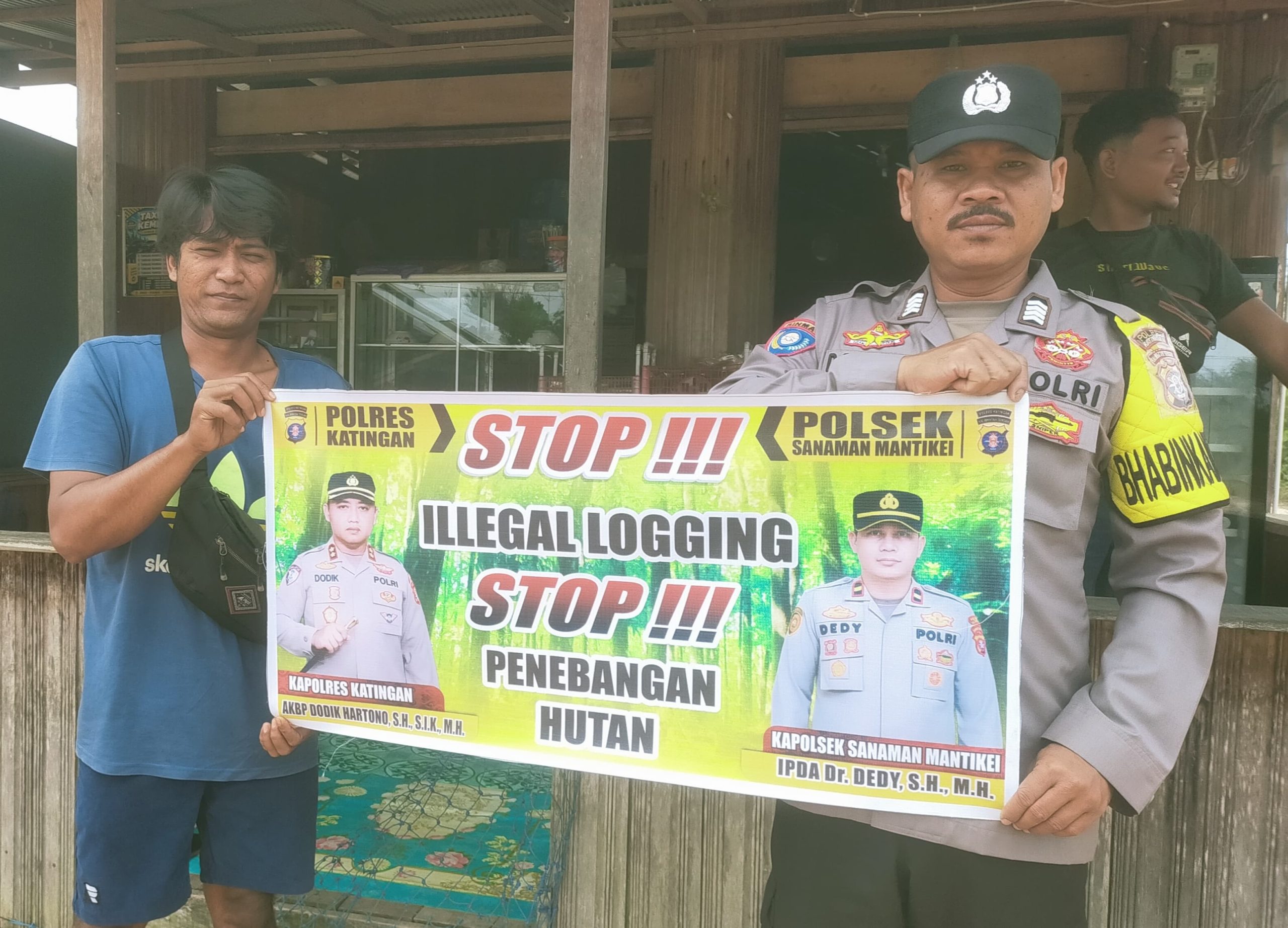 Bhabinkamtibmas laksanakan Sosialisasikan tentang larangan dan sangsi Pidana bagi pelaku Ileggal Logging kepada masyarakat di  Desa Binaan.