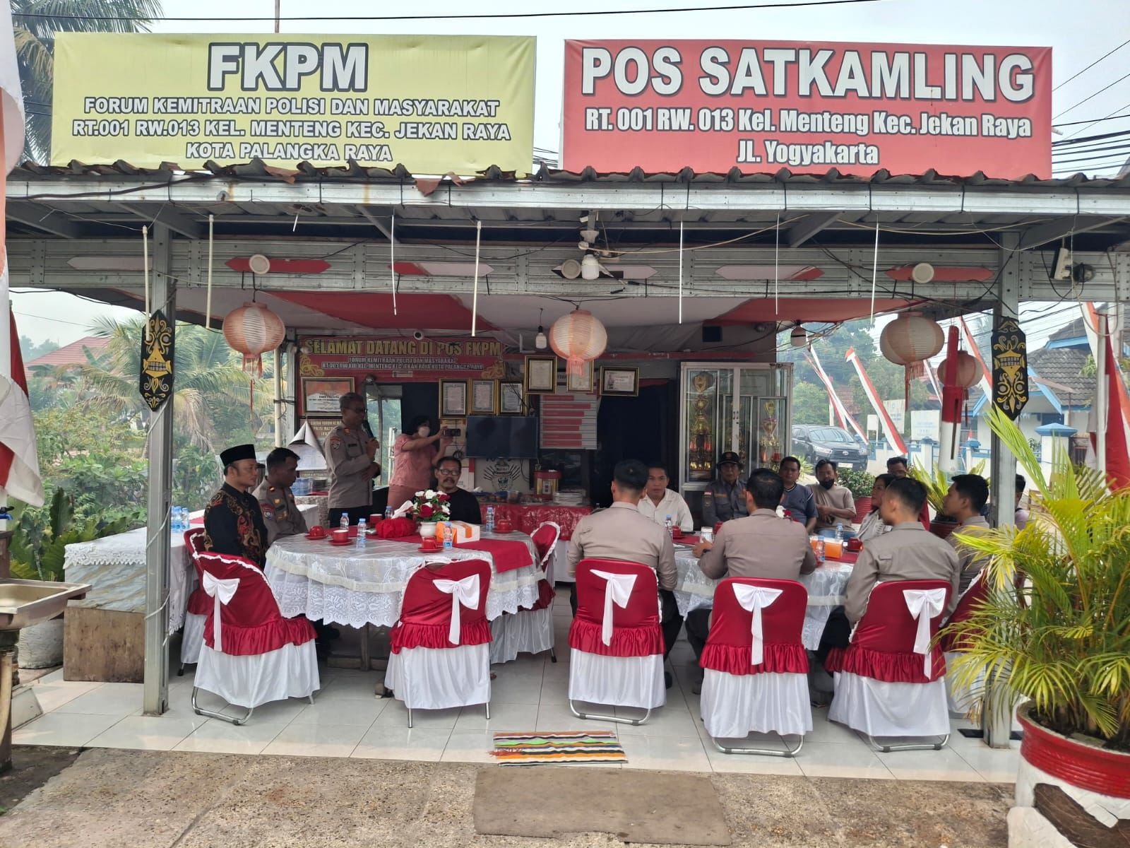 Cegah Karhutla, Bhabinkamtibmas Polsek Pahandut Dampingi Diskusi Mahasiswa STIK Polri di Poskamling