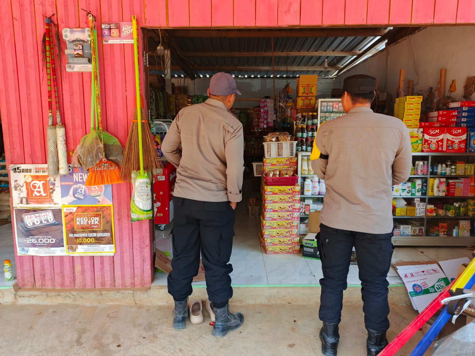 Polsek Lamandau Sambangi Warung Warga, Perkuat Kamtibmas