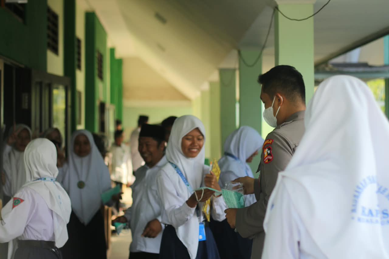 Wujud Kepedulian, Mahasiswa PTIK Bagikan Masker kepada Warga dan Pengendara