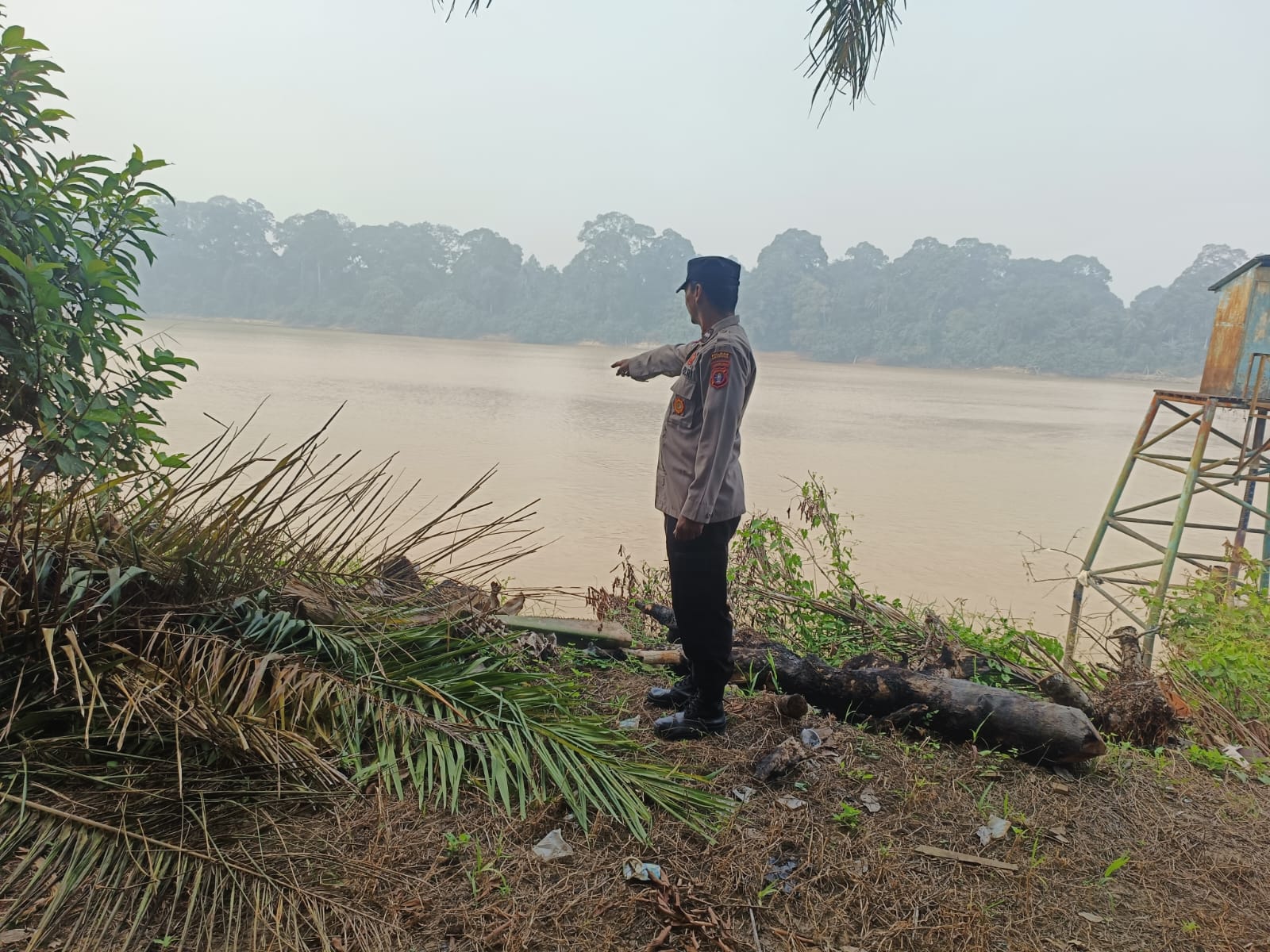 Deteksi Banjir, Polsek Tewang Sangalang Garing dan Pulau Malan Cek Ketinggian Debit Air.
