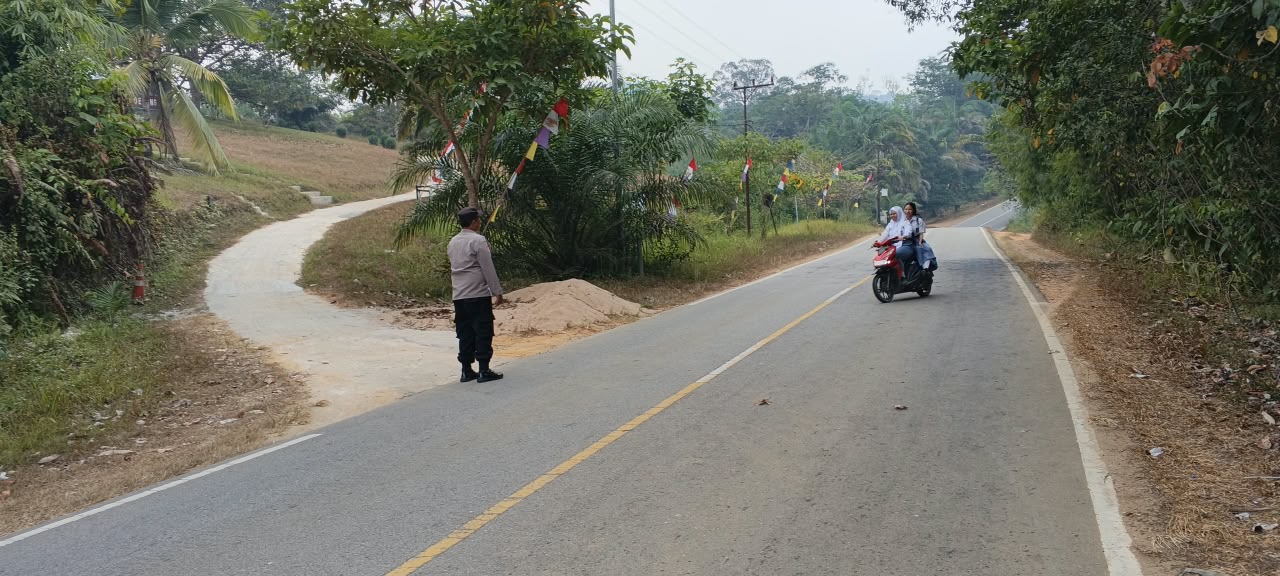 Polsek Delang Laksanakan Pengaturan Lalu Lintas, Berikan Rasa Aman kepada Pengguna Jalan