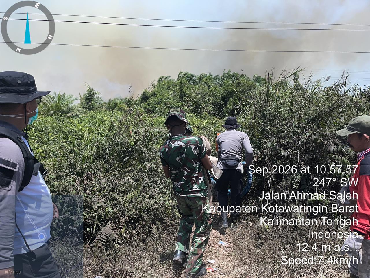 Gerak Cepat Brimob Padamkan Karhutla di Jalan Ahmad Saleh Kotawaringin Barat