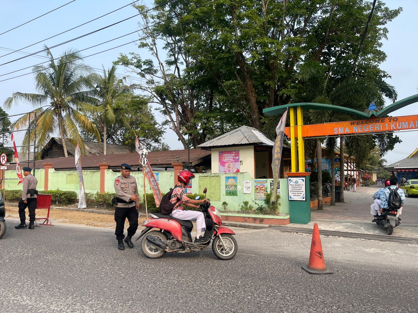 Peduli Keselamatan Pelajar, Satbrimob Polda Kalteng Bantu Penyeberangan Siswa di Depan Sekolah