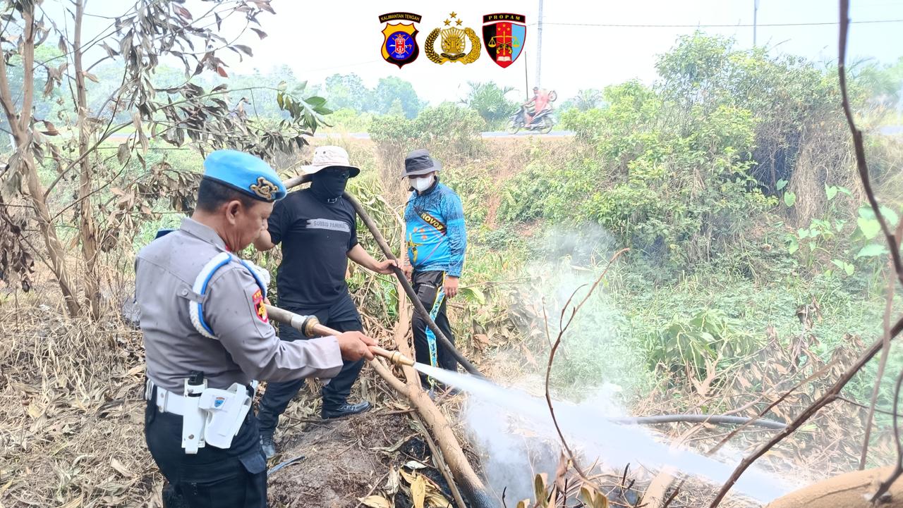 Aksi Cepat Personel Bidpropam Polda Kalteng, Padamkan Karhutla di 2 Lokasi