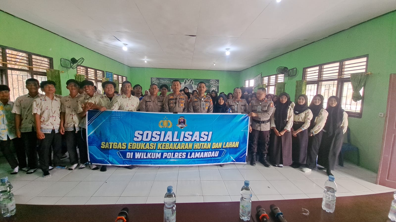Satgas Edukasi Karhutla Lemdiklat Polri Sosialisasikan Pencegahan Karhutla kepada Siswa SMA Negeri 1 Sematu Jaya