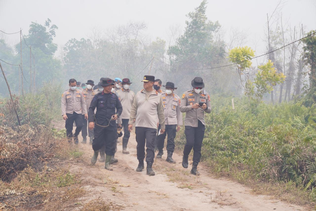 Kapolda Kalteng Tinjau Langsung Pemadaman dan Pembasahan Lahan Pasca Karhutla di Jalan Dulin Kandang