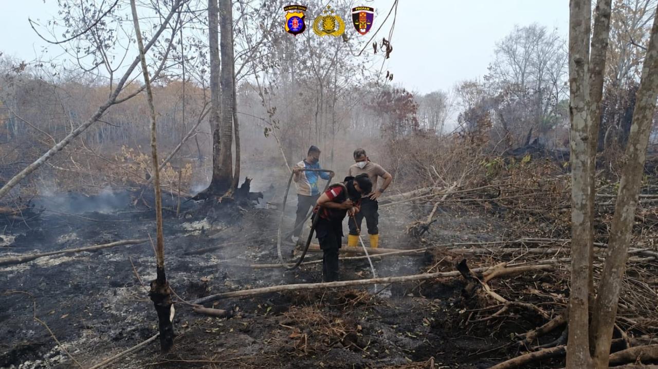 Aksi Sigap dan Tanggap Personel Bidpropam Polda Kalteng, Padamkan Karhutla di Yos Sudarso XXII