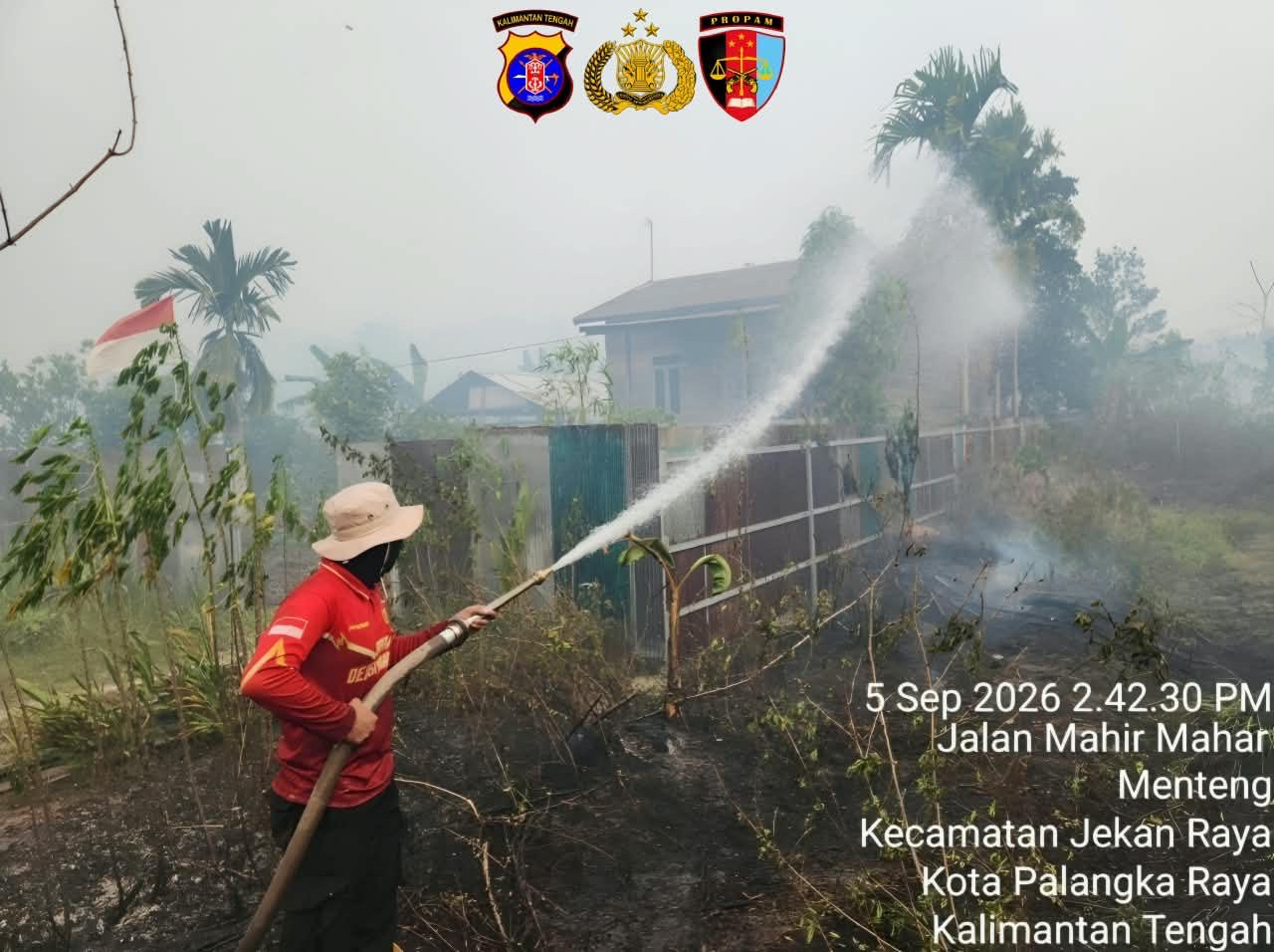 Sigap, Personel Bidpropam Polda Kalteng Kembali Padamkan Karhutla di Yos Sudarso Ujung