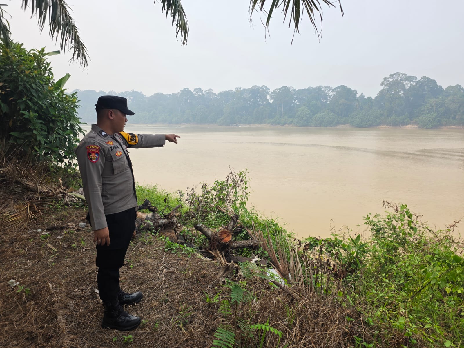 Deteksi Banjir, Polsek Tewang Sangalang Garing dan Pulau Malan Cek Ketinggian Debit Air.