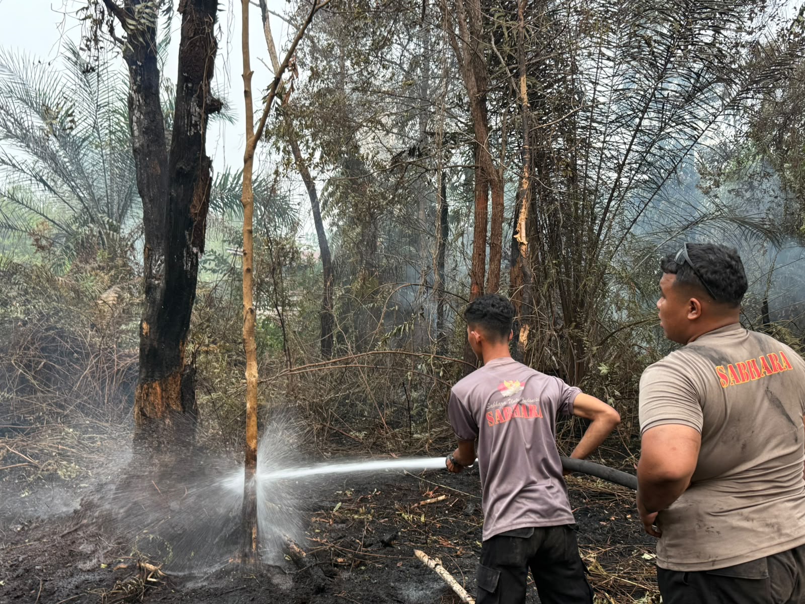 Semangat Tak Pernah Surut, Ditsamapta Polda Kalteng Berjibaku Padamkan Api