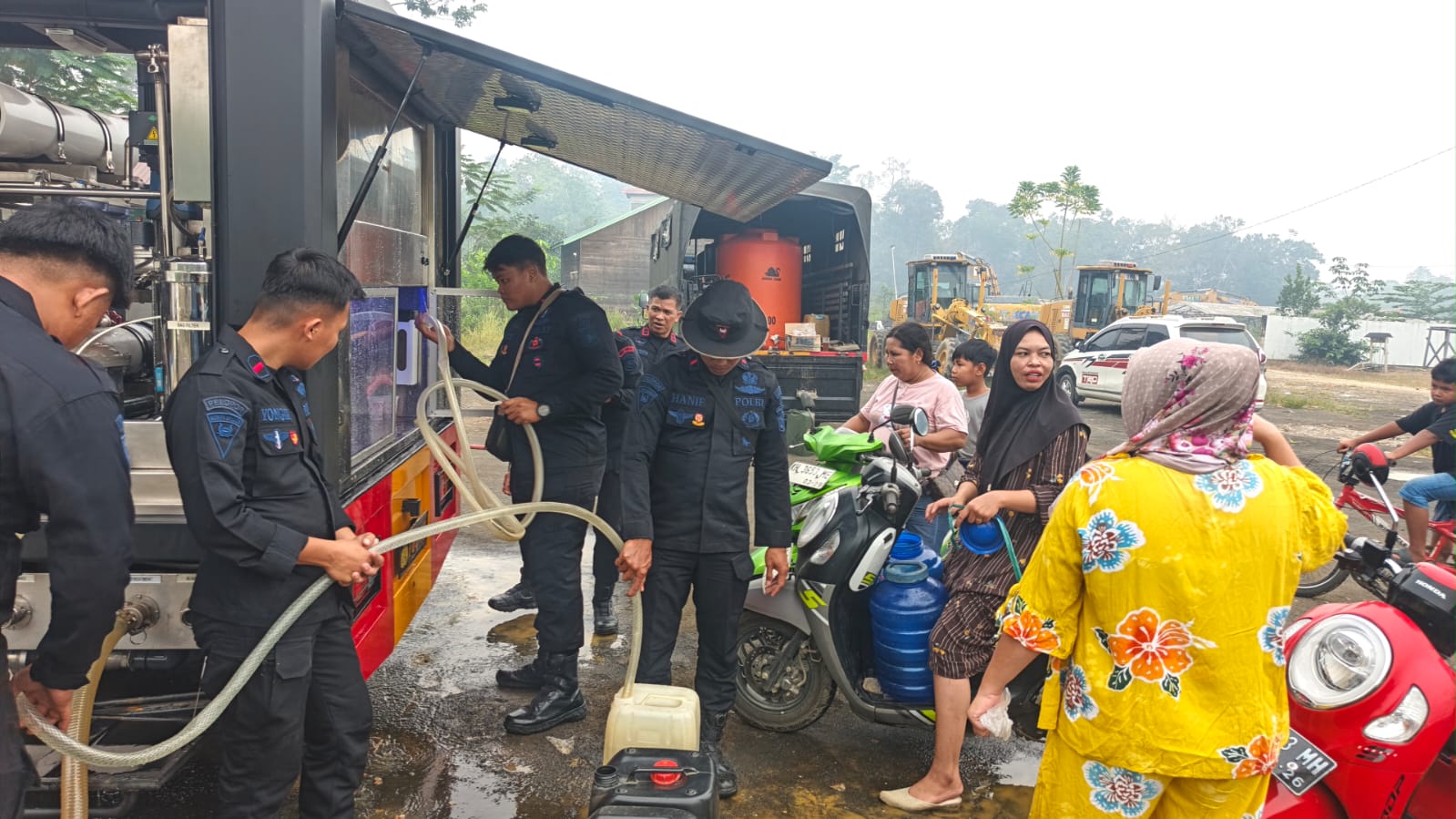 Brimob Kalteng Salurkan Air Bersih untuk Warga Desa Danau Usung