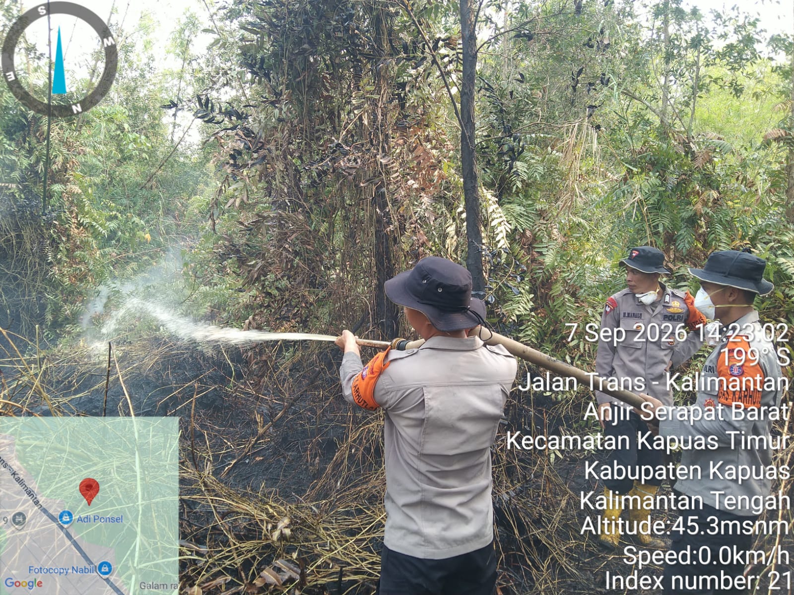 Brimob Kalteng Bergerak Cepat Kendalikan Karhutla di Jalur Trans Kalimantan