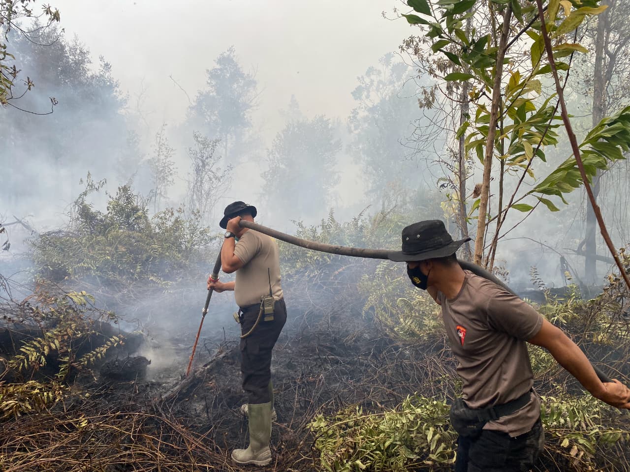 Cegah Api Meluas, Kabagops Satbrimob Polda Kalteng Pimpin Langsung Penanganan Karhutla