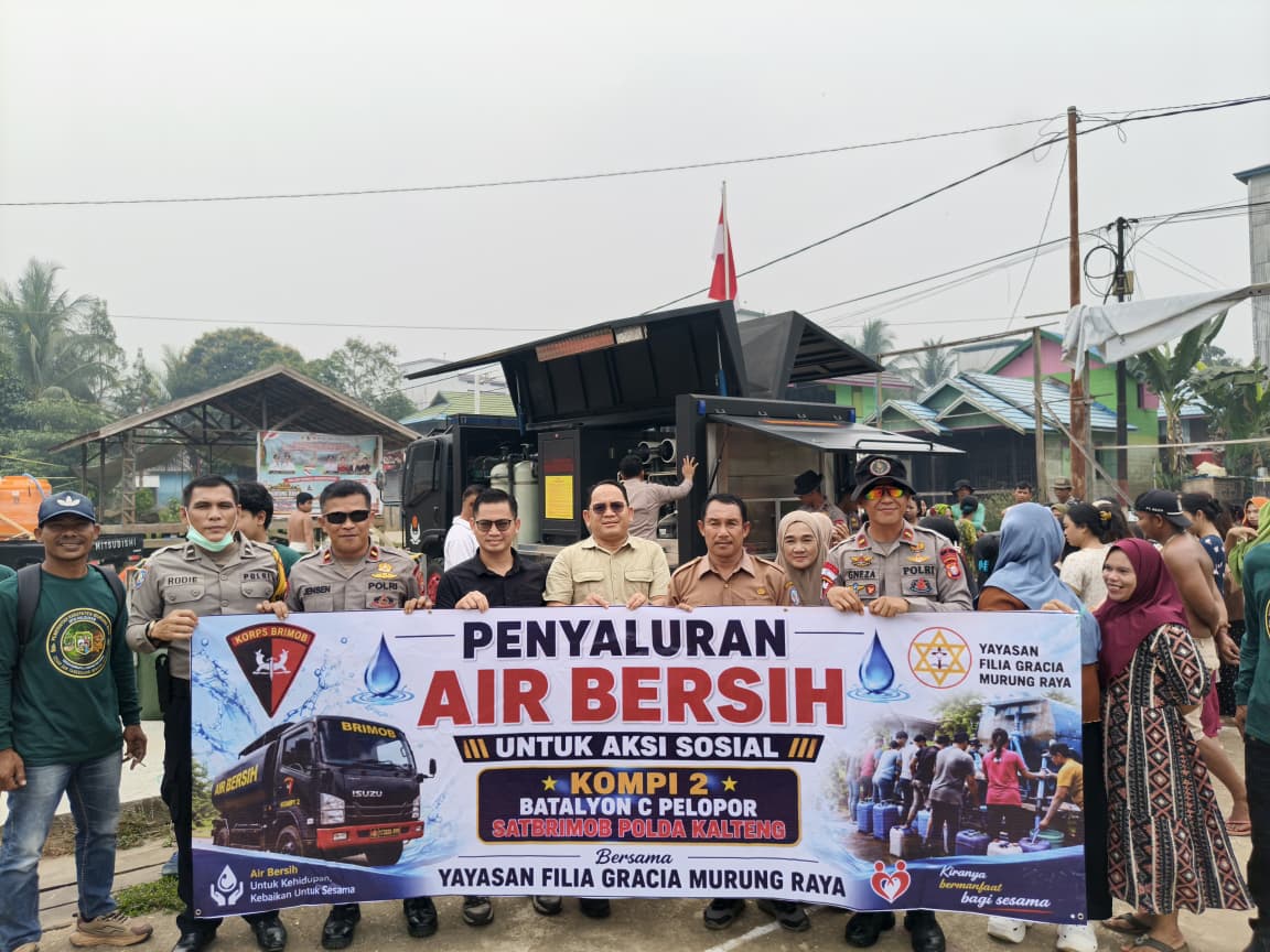 Brimob Kalteng Hadir di Tengah Warga Juking Panjang, Salurkan Air Bersih