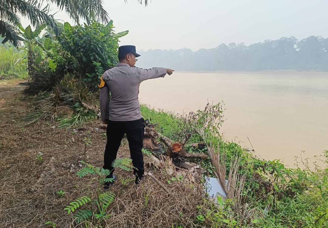 Deteksi Banjir, Polsek Tewang Sangalang Garing dan Pulau Malan Cek Ketinggian Debit Air.