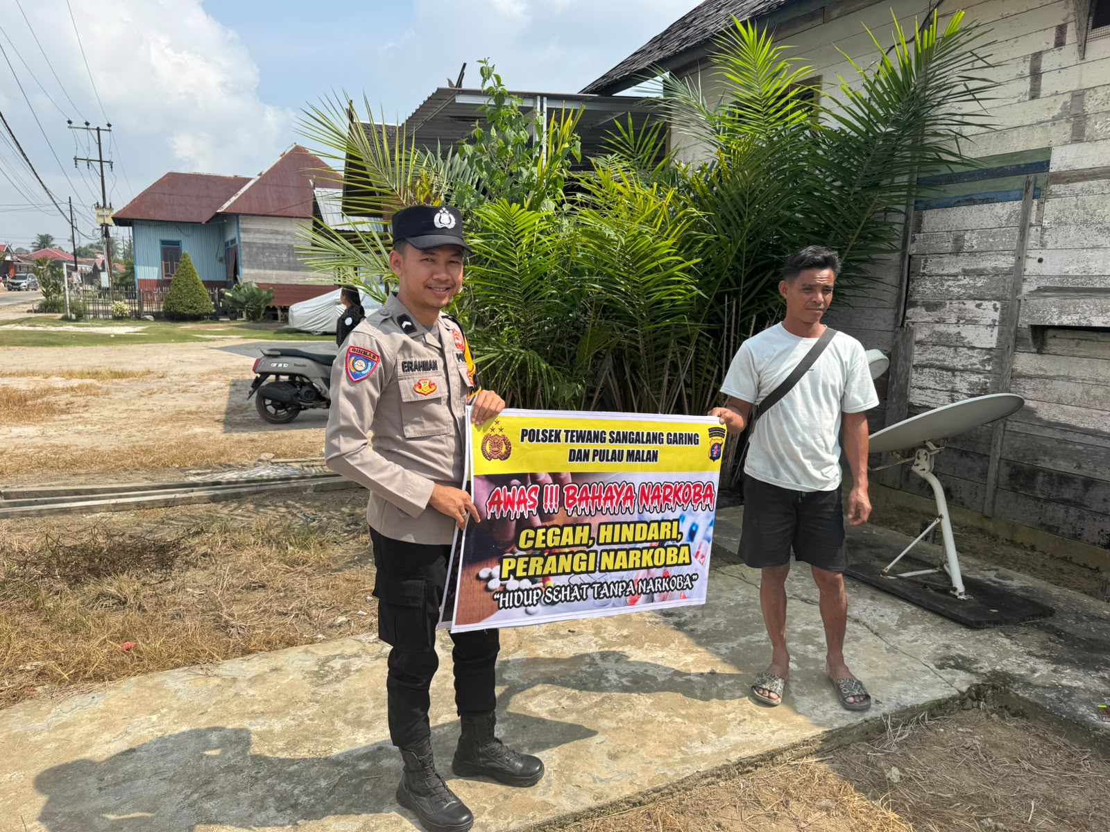 Melalui Media Spanduk, Polsek Tewang Sangalang Garing dan Pulau Malan Imbau Warga Tidak Terjerumus Penyalahgunaan Narkoba.