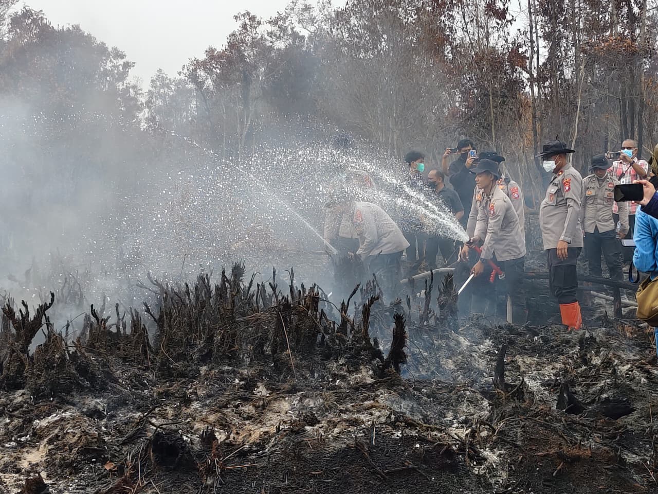 Kolaborasi Bersama Polda Kalsel, Polda Kalteng Gunakkan Cairan Surfaktan Percepat Pemadaman Karhutla di Petuk Katimpun