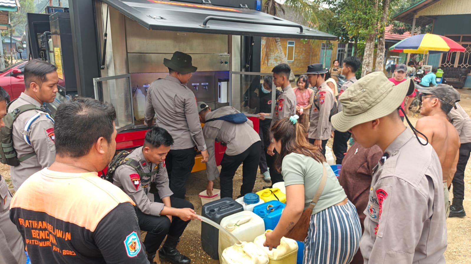 Brimob Kalteng Salurkan Air Bersih untuk Warga Desa Sungai Lunuk