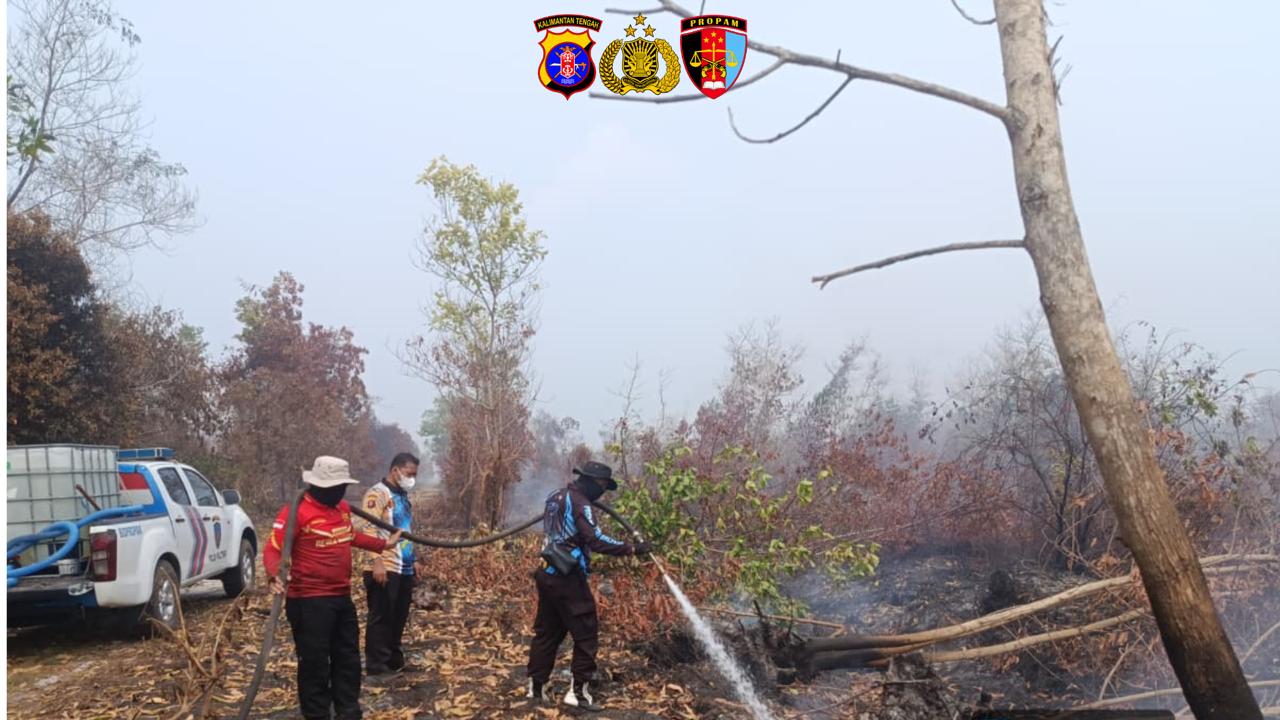 Siaga Penuh, Satgas Karhutla Bidpropam Polda Kalteng Sukses Padamkan Titik Api di Yos Sudarso Ujung