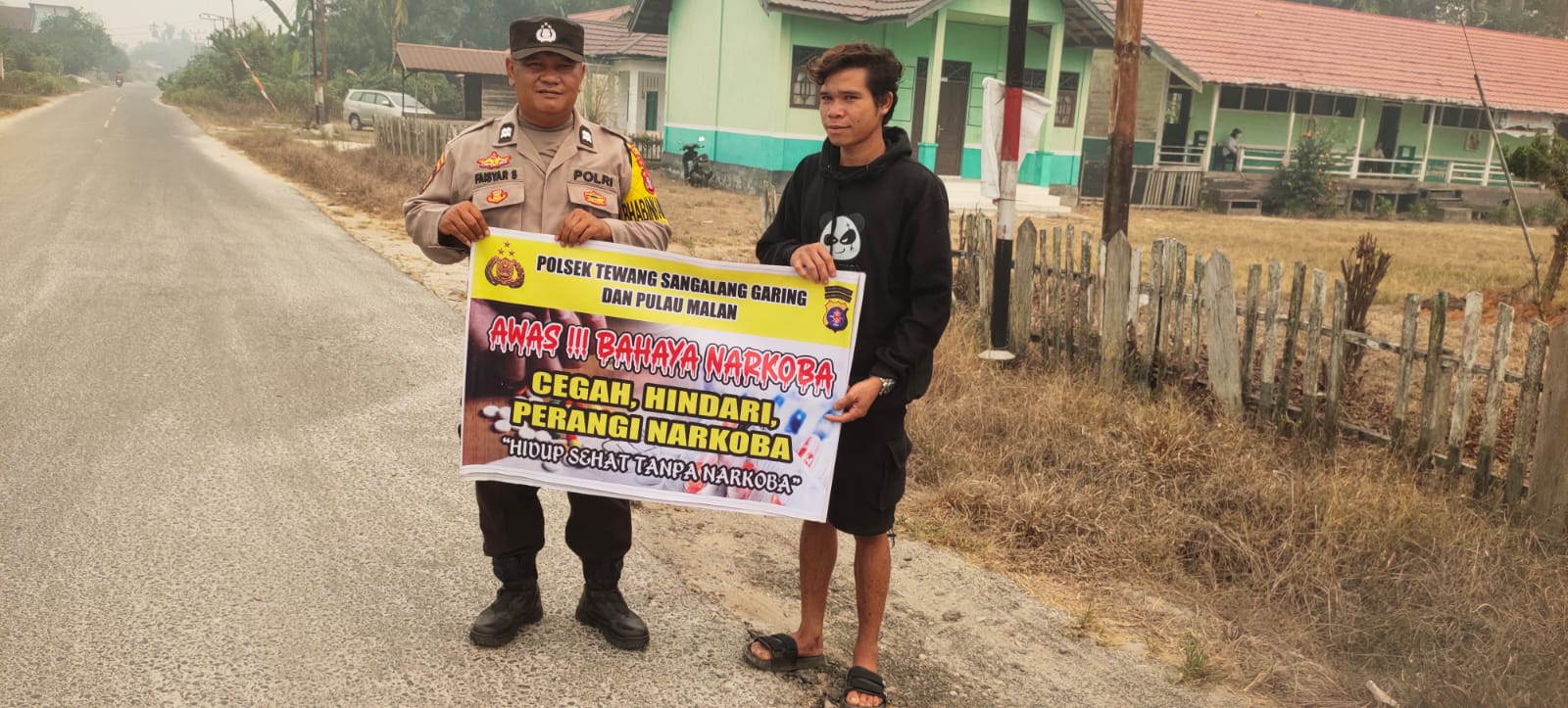 Melalui Media Spanduk, Polsek Tewang Sangalang Garing dan Pulau Malan Imbau Warga Tidak Terjerumus Penyalahgunaan Narkoba.