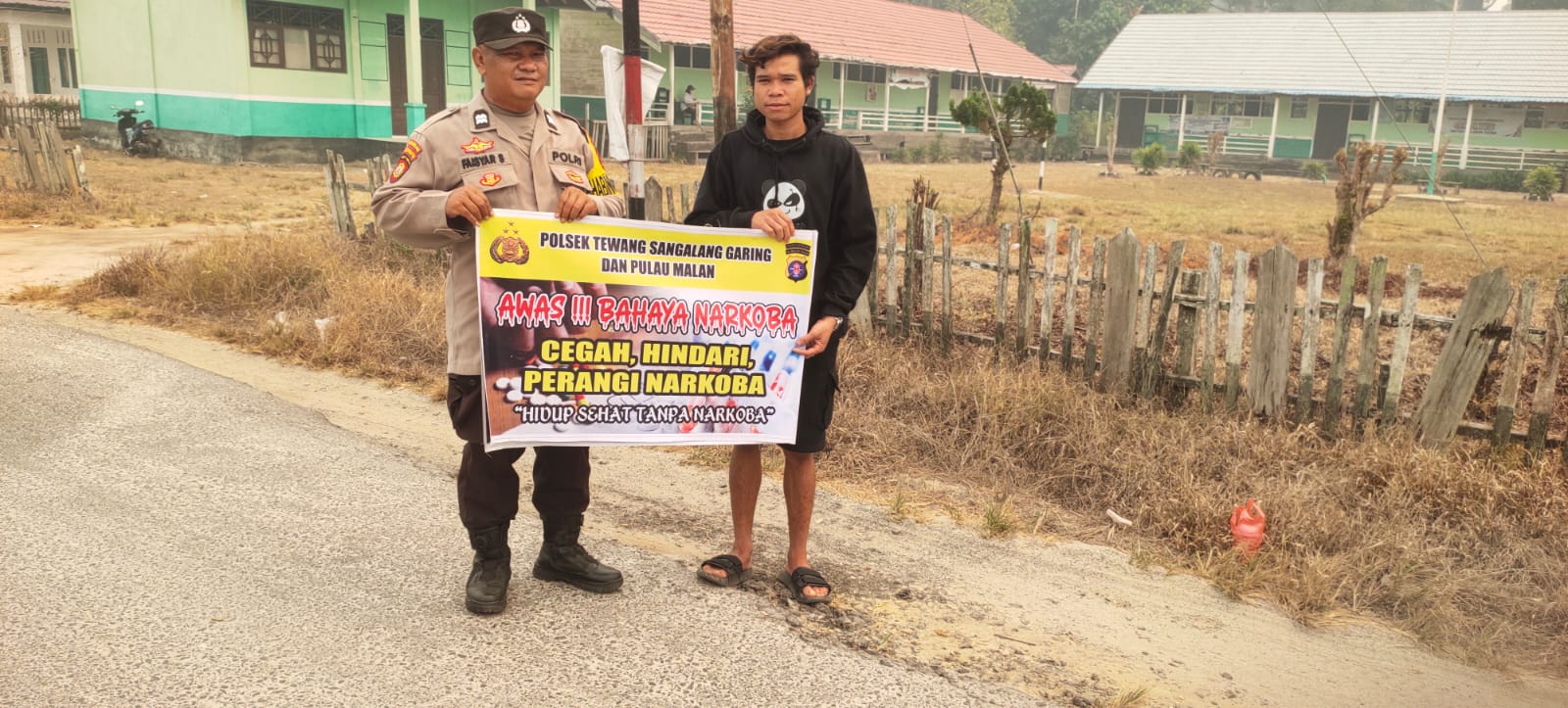 Melalui Media Spanduk, Polsek Tewang Sangalang Garing dan Pulau Malan Imbau Warga Tidak Terjerumus Penyalahgunaan Narkoba.