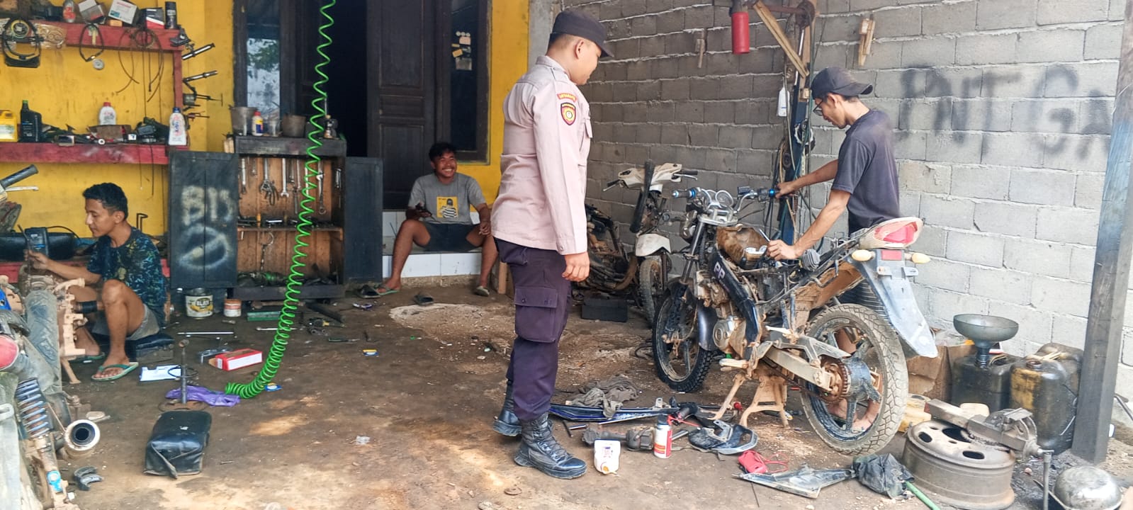 Polsek Lamandau Sambang Bengkel, Sampaikan Pesan Kamtibmas