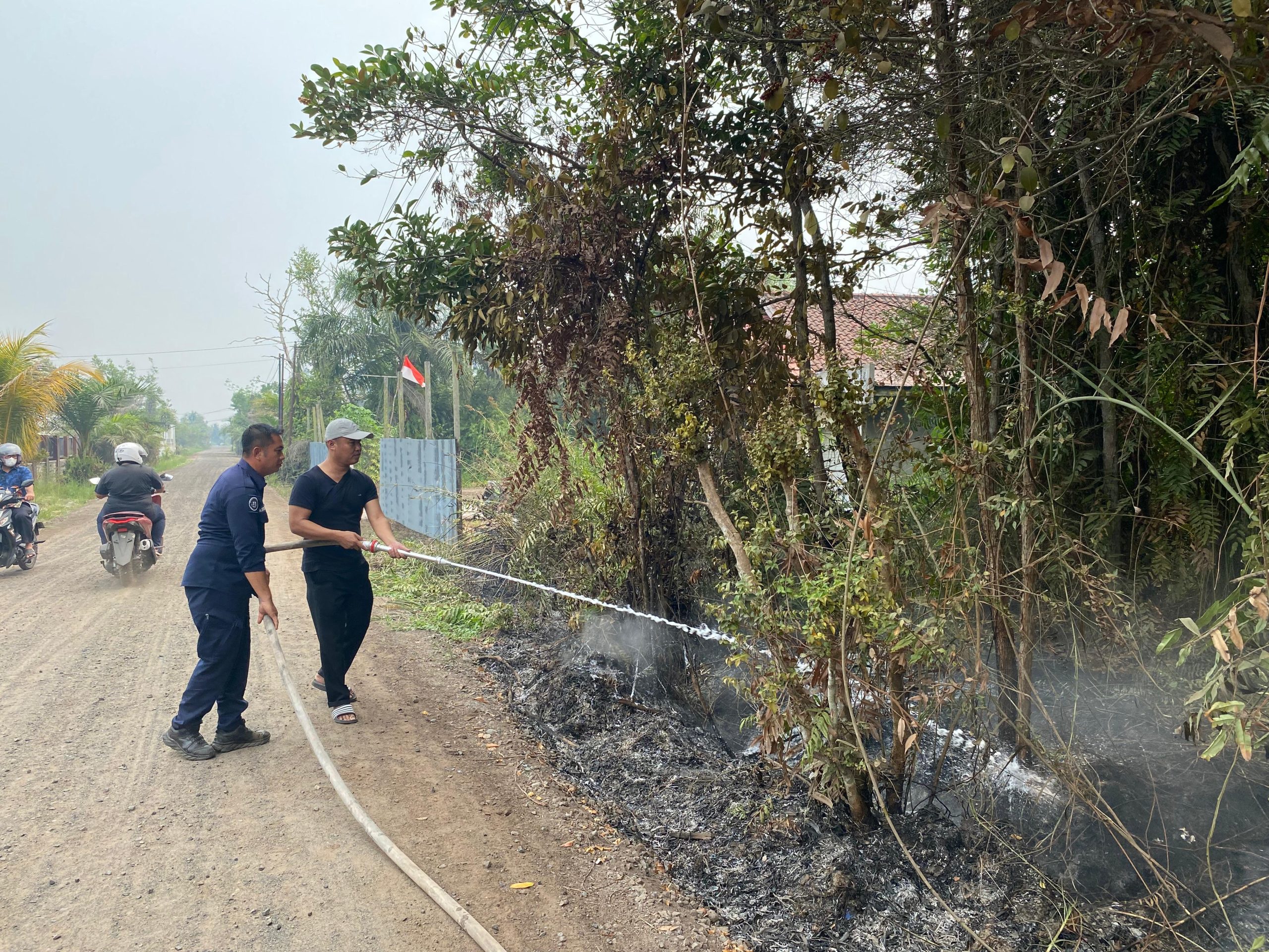Polri Untuk Masyarakat, Tim Satgas Karhutla Bidhumas Polda Kalteng Berjibaku Padamkan Api di Menteng 6
