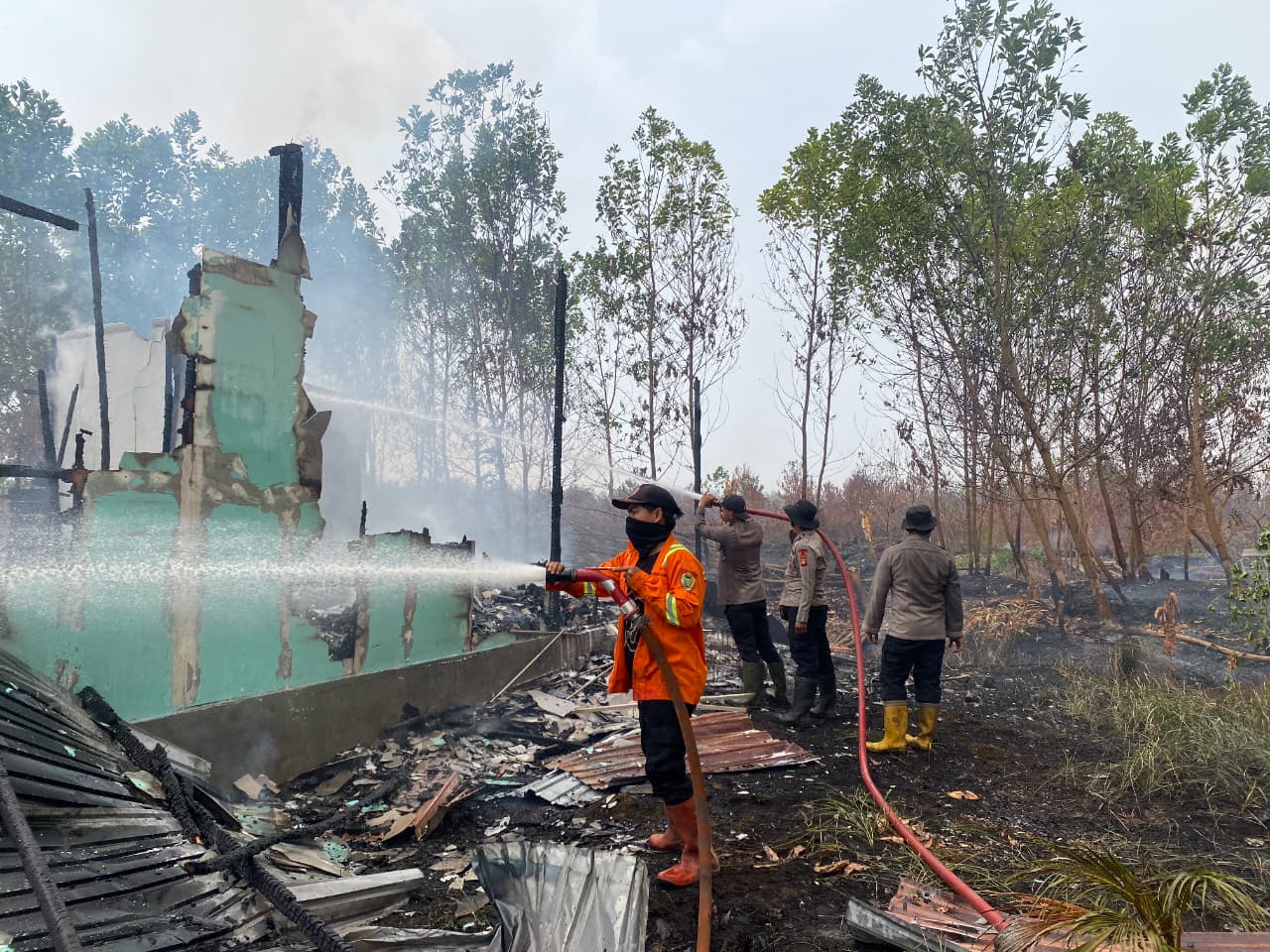 Cegah Api Meluas, Satgas Gabungan Percepat Pemadaman Rumah Warga yang Terbakar