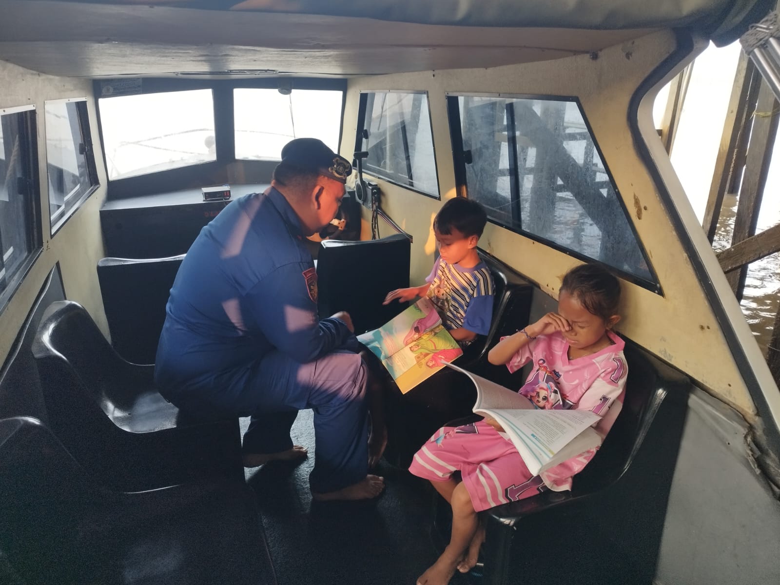 Personil Kapal XVIII-1002 Ditpolairud Menerima Kunjungan Belajar Anak-Anak Persisir Pegatan Hilir Das Katingan.